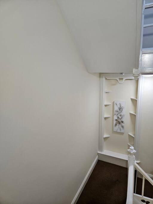 Apartment Centre. Spacious Apartment. Ideal Location. *